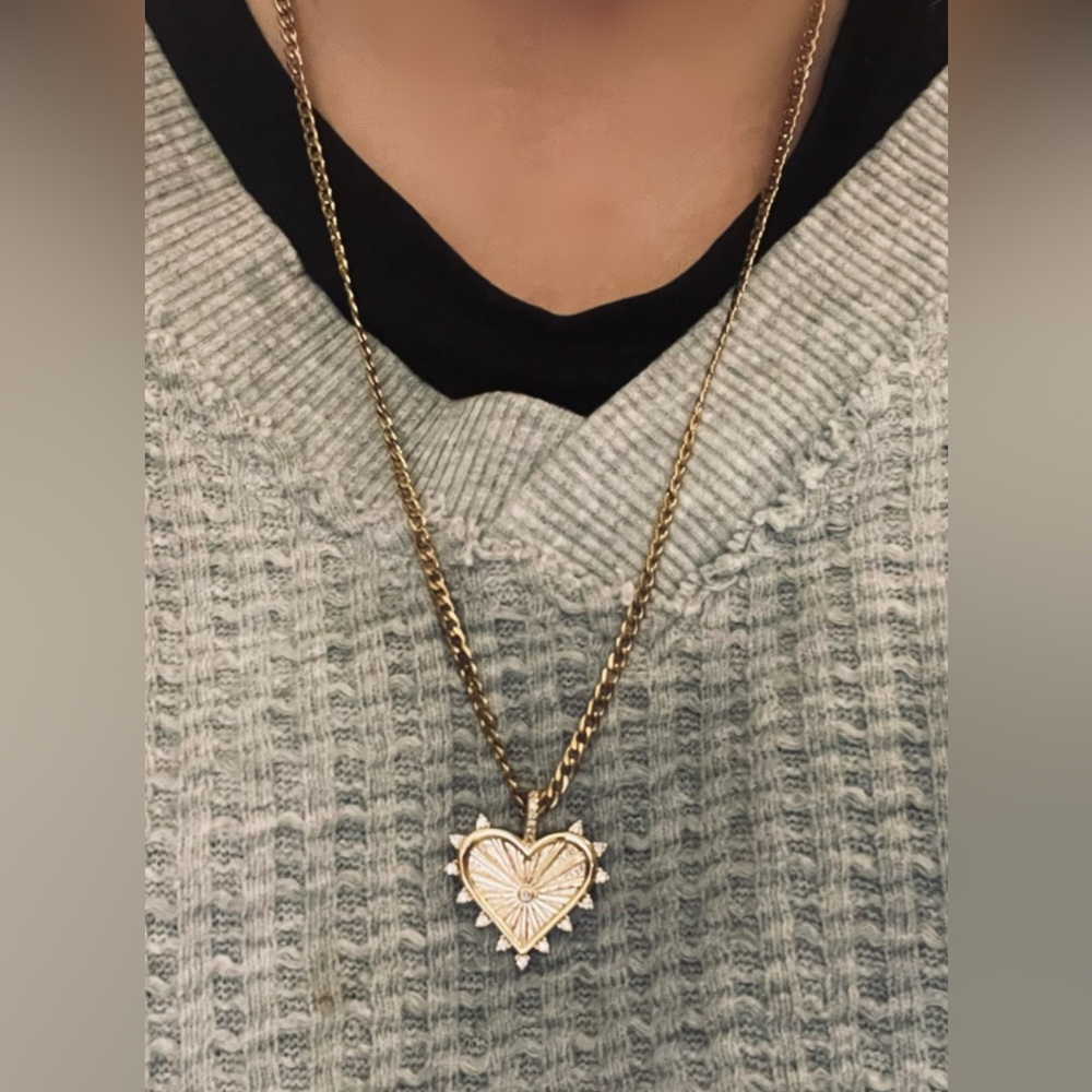 Sacred Heart Necklace, 18k Gold - Picture 5 of 9